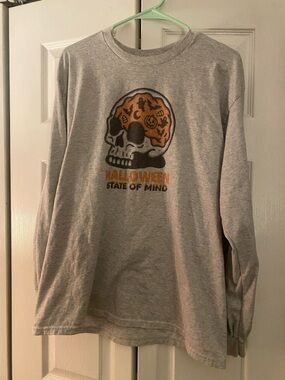 🎃NWOT Not Your Average Babe “Halloween State of Mind” grey long sleeve size LG🎃